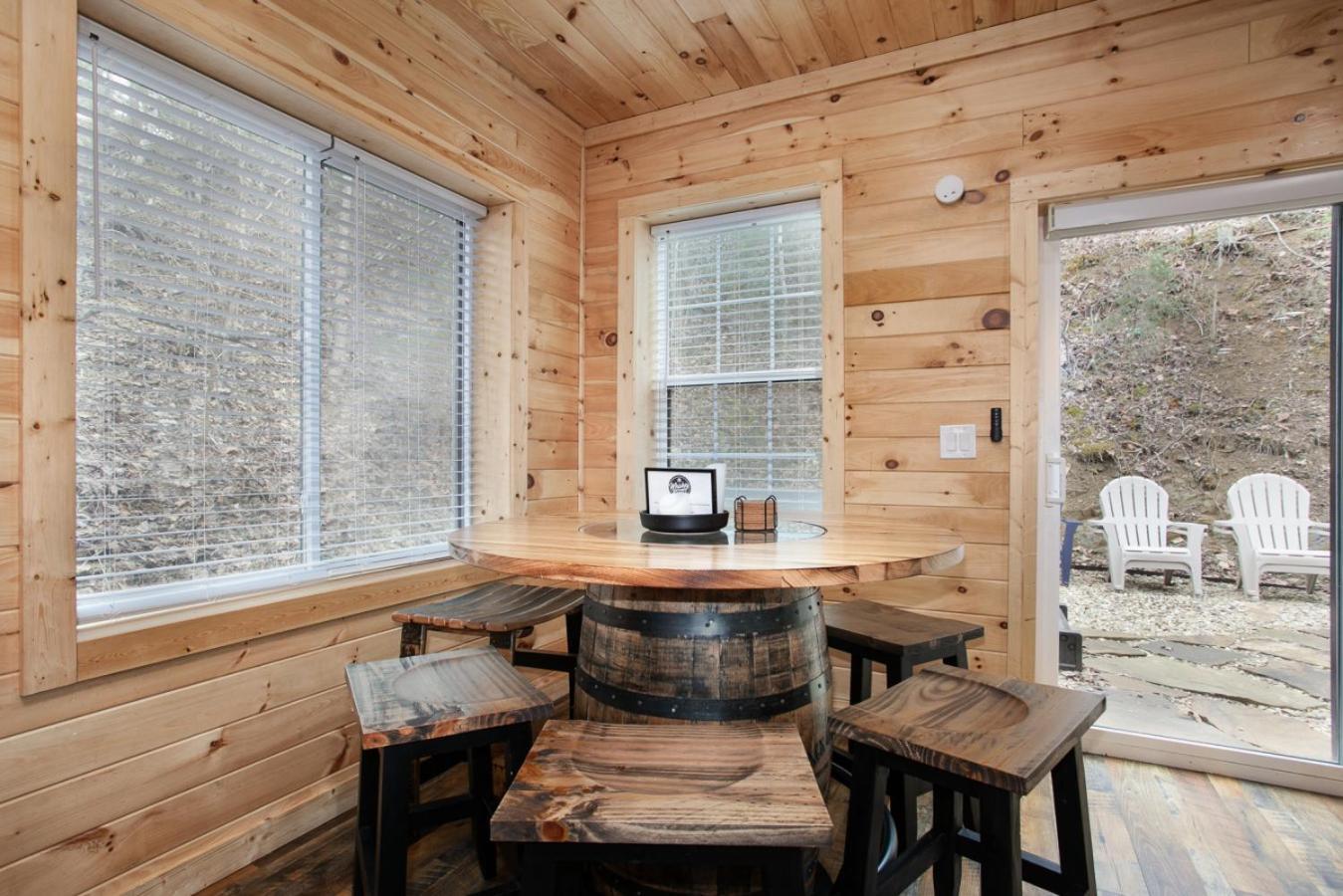 Whiskey Barrel W Hot Tub Arcade Game Fire Pit Villa Sevierville Buitenkant foto